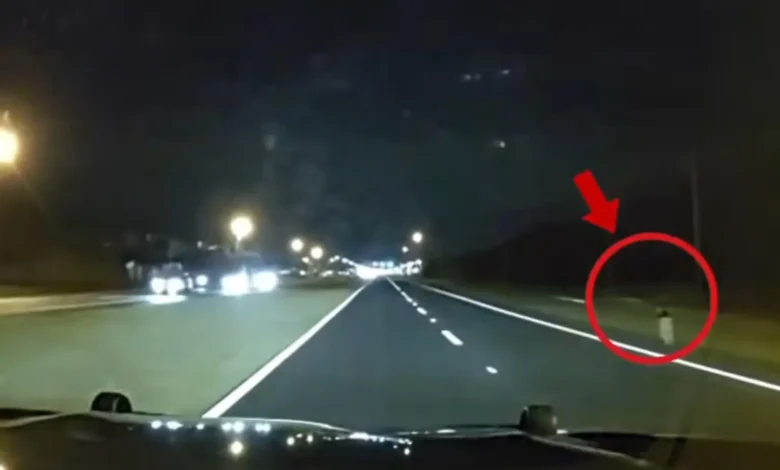 Anak kecil berlari di tengah lebuh raya waktu malam