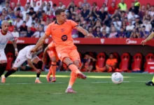 Pemain Barcelona geleng kepala kena belasah