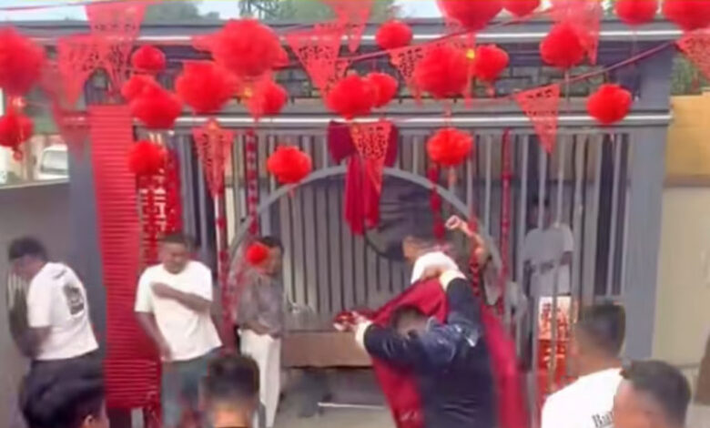 2 pengapit pengantin perempuan diikat