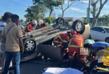Pemandu tersepit, kereta rempuh 2 kenderaan parkir tepi jalan