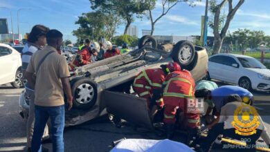 Pemandu tersepit, kereta rempuh 2 kenderaan parkir tepi jalan