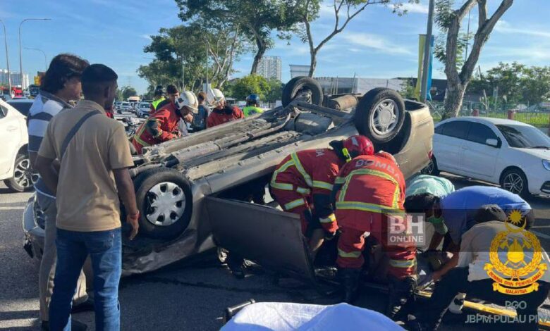 Pemandu tersepit, kereta rempuh 2 kenderaan parkir tepi jalan