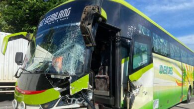 Bas persiaran bawa pelajar, guru berlanggar dengan lori