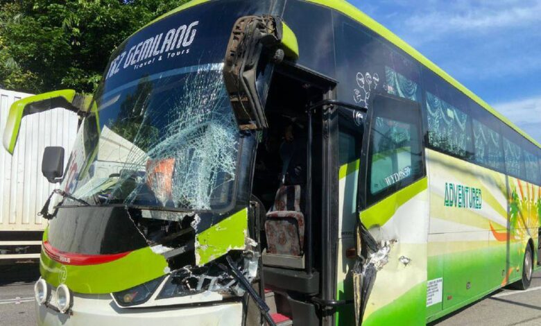 Bas persiaran bawa pelajar, guru berlanggar dengan lori