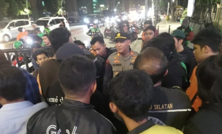 ‘Rider’ dibelasah beramai-ramai hanya kerana salah alamat
