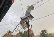 Bumbung rumah terjatuh akibat angin kencang, warga emas terperangkap
