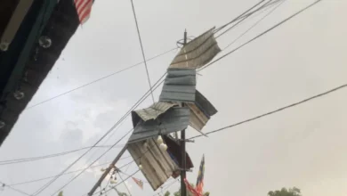 Bumbung rumah terjatuh akibat angin kencang, warga emas terperangkap