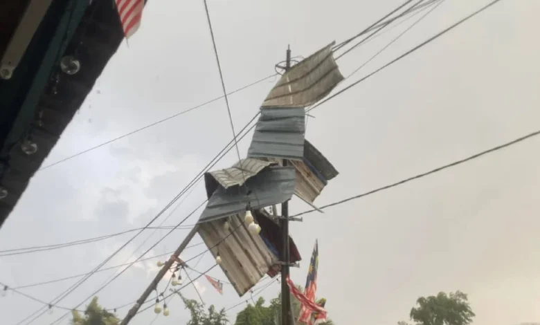 Bumbung rumah terjatuh akibat angin kencang, warga emas terperangkap
