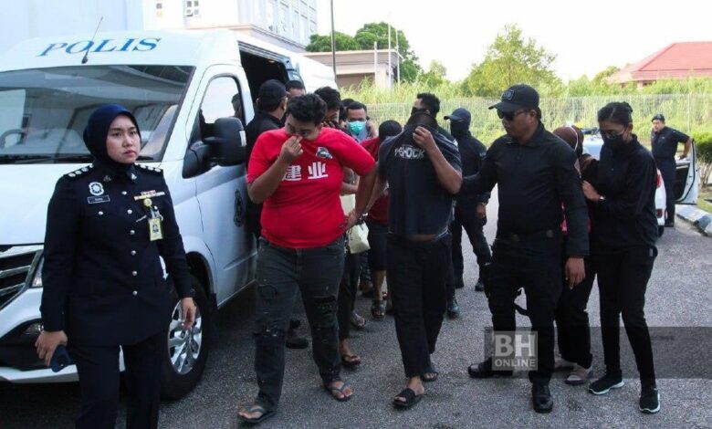 Lapan individu termasuk tiga beranak tak mengaku salah kurung 3 lelaki
