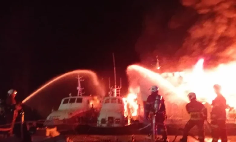 Tiga feri terbakar di limbungan Bukit Malut