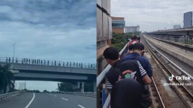 Ratusan penumpang LRT jalan kaki di landasan