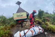 Jenazah pendaki dibawa turun dari puncak Gunung Liang petang tadi