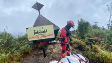 Jenazah pendaki dibawa turun dari puncak Gunung Liang petang tadi