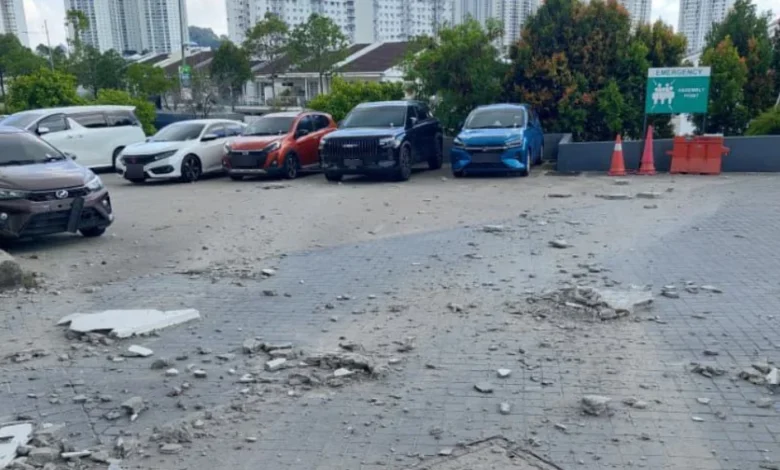 Serpihan konkrit jatuh dari tingkat 12 bangunan pejabat
