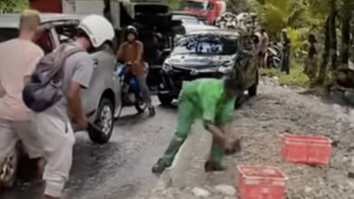 Lori terbalik, penduduk ‘sakan’ kutip udang