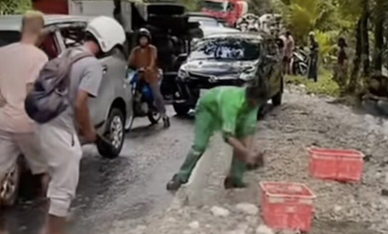 Lori terbalik, penduduk ‘sakan’ kutip udang