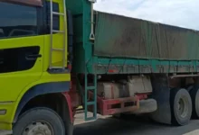 Panik ditahan JPJ kerana lebih muatan, pemandu buang batu di tepi jalan