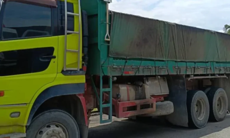 Panik ditahan JPJ kerana lebih muatan, pemandu buang batu di tepi jalan