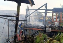 Dua rumah hangus, 13 ahli keluarga tinggal sehelai sepinggang