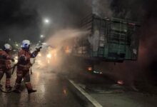 Treler bawa logam oksida terbakar di lebuh raya ELITE, bomba ambil masa 12 jam padam api