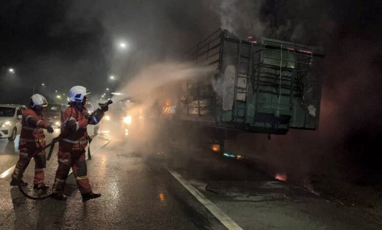 Treler bawa logam oksida terbakar di lebuh raya ELITE, bomba ambil masa 12 jam padam api