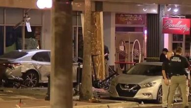 Kereta milik suspek yang remuk selepas melanggar sebuah bar di Tampa, Florida. - Fox 13