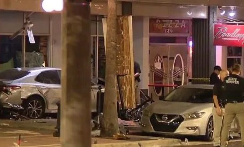 Kereta milik suspek yang remuk selepas melanggar sebuah bar di Tampa, Florida. - Fox 13