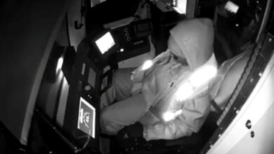 SEORANG pemandu tren tertidur ketika bertugas. - Foto Reddit