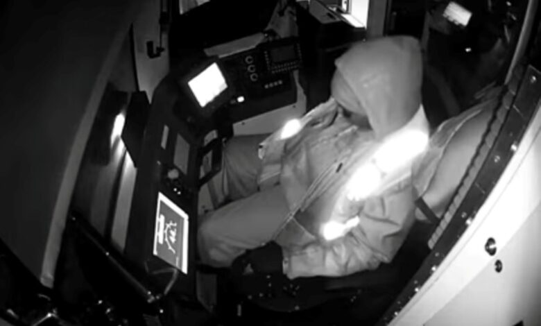 SEORANG pemandu tren tertidur ketika bertugas. - Foto Reddit