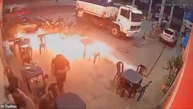 Selamba merokok di stesen minyak, kan dah meletup!