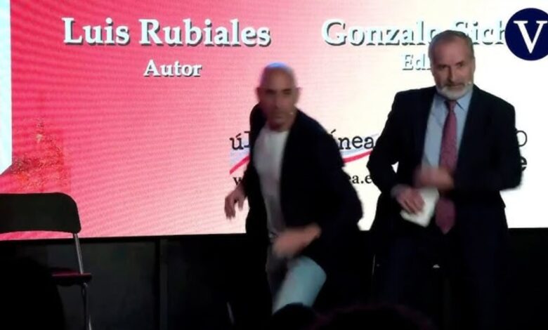 Bekas bos bola sepak dibaling telur oleh lelaki didakwa bapa saudara