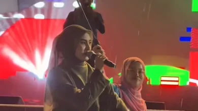 Peminat Terharu Lihat Wany Hasrita Sanggup Menyanyi Dalam Hujan…- [VIDEO]