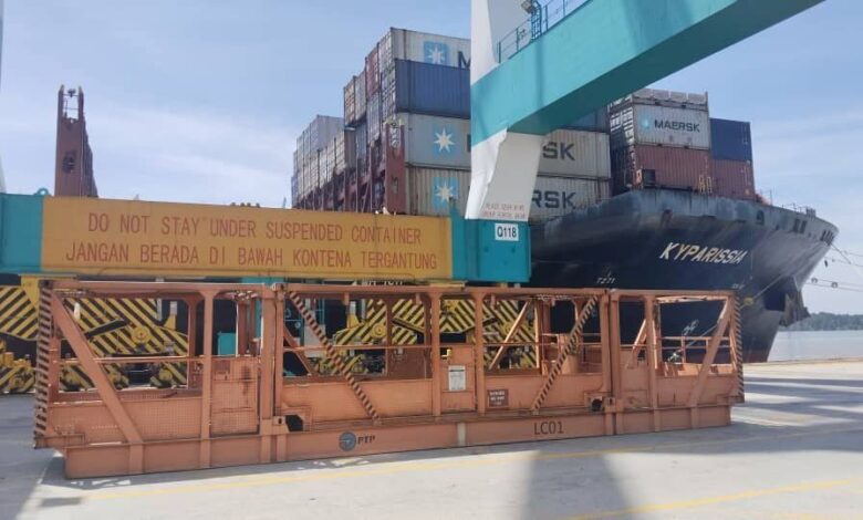 Bukan kontena kapal MSC Kyparissia terbakar di Tanjung Pelepas - JBPM
