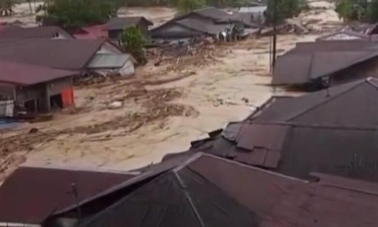 Banjir besar landa Tapanuli Tengah, ribuan kediaman tenggelam [VIDEO]