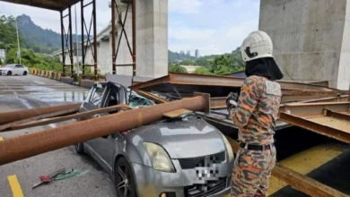 Pemandu wanita selamat, kereta dihempap runtuhan binaan