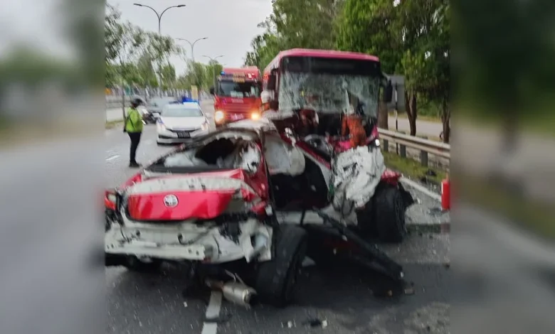 Pemandu kereta 'sport' maut, Toyota GR bertembung bas 'pink'