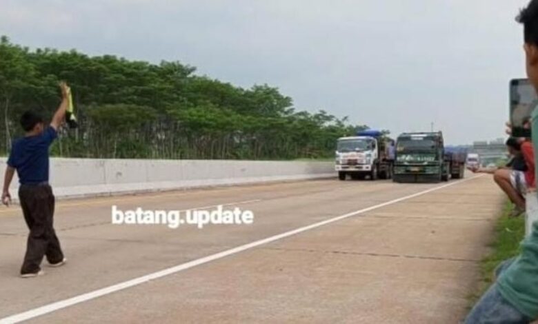 Budak berdiri tengah lebuh raya halang kenderaan