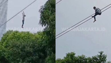 Tak cukup duit balik kampung, lelaki bertenggek atas kabel elektrik