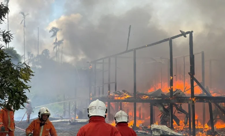 Rumah panjang hangus, 20 keluarga tinggal sehelai sepinggang