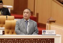 SAYA ada terbaca satu posting facebook yang dikeluarkan oleh Pengarah Strategi DPPN PAS Perak berkenaan kritikan beliau kepada YAB Menteri Besar Perak sempena Sidang DUN Perak baru-baru ini, Yang pertamanya terima kasih atas pandangan yang dilontarkan walaupun sarat dengan tuduhan dan putarbelit fakta serta bersifat defensif kepada politik kepartian, walaubagaimanapun beberapa perkara perlu diperjelaskan agar masyarakat tidak disajikan maklumat yang tidak tepat & memesongkan fikiran dan persepsi. 1. Kritikan diambil serius, bukan ditakuti Kerajaan negeri sentiasa menerima pandangan daripada semua ADUN, termasuk pembangkang. Namun, perbezaan harus dibuat dengan kritikan membina dan bukannya menyalurkan maklumat yang tidak tepat sehingga menjurus kepada fitnah. Menegur penggunaan istilah yang tidak sesuai bukanlah “overkill”, tetapi usaha memastikan perbahasan dalam Dewan berjalan secara berhemah dan menghormati institusi kerana Dewan adalah tempat untuk berdiskusi tentang dasar dan polisi serta kebaikan dan manfaat kepada rakyat bukan cacian, makian yang boleh memberi contoh tidak baik pada masyarakat yang menonton. 2. Surplus tiga tahun berturut-turut bukan perkara kecil Jika ada perkara yang patut diraikan bersama, ia adalah kejayaan pengurusan kewangan negeri. Menguruskan bajet dengan berdisiplin sehingga mencapai lebihan selama tiga tahun berturut-turut bukan sesuatu yang berlaku secara kebetulan & boleh di kecil-kecilkan. Ia hasil kerja kolektif termasuk Ex-Officio, EXCO, agensi dan pentadbiran negeri, bukan bukti “ketakutan” kepada sesiapa atau mana-mana pihak berkepentingan. 3. Menghargai peranan semua ADUN, tetapi perbandingan individu tidak wajar Usaha mana-mana ADUN yang rajin turun padang memang patut dihargai. Namun menjadikan ia bahan perbandingan untuk merendah-rendahkan pemimpin lain hanya akan menggalakkan politik emosi, bukan politik fakta. Fokus sepatutnya pada penyelesaian dasar dan keberkesanan polisi, bukan siapa panjat bumbung atau siapa lebih kerap turun membuat kerja fizikal walaupun suka diingatkan, setiap ADUN dalam kerajaan juga ada cara mereka tersendiri untuk menyantuni masyarakat di kawasan masing² yang di lihat amat mesra rakyat. 4. Isu peruntukan: dasar yang sama diamalkan di banyak negeri Pembahagian peruntukan mengikut blok kerajaan – pembangkang bukan perkara baru. Ia berlaku di peringkat negeri dan pusat di bawah pelbagai kerajaan. Walaupun pembangkang menerima peruntukan melalui saluran berlainan, tanggungjawab mengurus wang rakyat tetap memerlukan ketelusan dan akauntabiliti. Tuduhan “zalim” dan “mengkhianati” tidak membantu perbincangan yang rasional. Hakikatnya, Ini juga berlaku di Negeri di bawah pentadbiran Perikatan Nasional seperti di Negeri Kedah & Kelantan. 5. Kerjasama politik pasca PRU ialah mandat rakyat, bukan pengkhianatan Pembentukan kerajaan selepas PRU berlaku berdasarkan angka, rundingan dan titah perkenan institusi Diraja. Melabel kerjasama politik sebagai “mengkhianati Melayu” adalah naratif yang tidak tepat kerana ada 1001 cerita disebalik tertubuhnya Kerajaan Perpaduan di Negeri Perak hari ini. Hakikatnya, kestabilan dan keberkesanan pentadbiran lebih penting daripada retorik perkauman kerana yang paling utama adalah manfaat setiap inisiatif kerajaan itu dapat dirasai oleh seluruh rakyat Negeri. 6. Fokus kepada isu rakyat, bukan politik menakut-nakutkan Isu perumahan B40, banjir dan kemiskinan memang penting dan kerajaan negeri sedang menanganinya secara berfasa. Namun menambah unsur ugutan politik seperti “Allah akan tarik kuasa” atau menuduh pemimpin sebagai “zalim” hanya mengalih perhatian daripada usaha mencari penyelesaian sebenar. Cukup²lah dengan retorik politik dan cuba menegakkan benang yang basah. Perbezaan pandangan adalah perkara biasa dalam politik, tetapi ia harus disampaikan dengan fakta, bukan tuduhan kerana kita mahu melahirkan masyarakat yang maju, bukan hanya daripada sudut pembangunan malah maju dari sudut fikiran. Kerajaan negeri komited meneruskan kerja untuk rakyat Perak tanpa perlu terjebak dalam naratif ketakutan atau permainan persepsi. Kritikan dialu-alukan, tetapi biarlah ia konstruktif, beradab dan membantu memperbaiki dasar bukan sekadar memburukkan pihak lawan semata-mata. YUSYAFIZAL MOHD YUSOP NAIB KETUA UMNO BAHAGIAN IPOH TIMOR