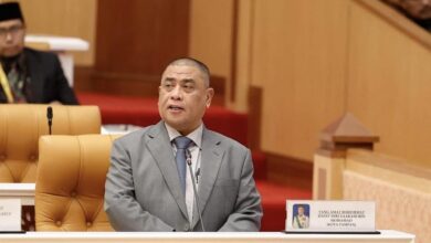 SAYA ada terbaca satu posting facebook yang dikeluarkan oleh Pengarah Strategi DPPN PAS Perak berkenaan kritikan beliau kepada YAB Menteri Besar Perak sempena Sidang DUN Perak baru-baru ini, Yang pertamanya terima kasih atas pandangan yang dilontarkan walaupun sarat dengan tuduhan dan putarbelit fakta serta bersifat defensif kepada politik kepartian, walaubagaimanapun beberapa perkara perlu diperjelaskan agar masyarakat tidak disajikan maklumat yang tidak tepat & memesongkan fikiran dan persepsi. 1. Kritikan diambil serius, bukan ditakuti Kerajaan negeri sentiasa menerima pandangan daripada semua ADUN, termasuk pembangkang. Namun, perbezaan harus dibuat dengan kritikan membina dan bukannya menyalurkan maklumat yang tidak tepat sehingga menjurus kepada fitnah. Menegur penggunaan istilah yang tidak sesuai bukanlah “overkill”, tetapi usaha memastikan perbahasan dalam Dewan berjalan secara berhemah dan menghormati institusi kerana Dewan adalah tempat untuk berdiskusi tentang dasar dan polisi serta kebaikan dan manfaat kepada rakyat bukan cacian, makian yang boleh memberi contoh tidak baik pada masyarakat yang menonton. 2. Surplus tiga tahun berturut-turut bukan perkara kecil Jika ada perkara yang patut diraikan bersama, ia adalah kejayaan pengurusan kewangan negeri. Menguruskan bajet dengan berdisiplin sehingga mencapai lebihan selama tiga tahun berturut-turut bukan sesuatu yang berlaku secara kebetulan & boleh di kecil-kecilkan. Ia hasil kerja kolektif termasuk Ex-Officio, EXCO, agensi dan pentadbiran negeri, bukan bukti “ketakutan” kepada sesiapa atau mana-mana pihak berkepentingan. 3. Menghargai peranan semua ADUN, tetapi perbandingan individu tidak wajar Usaha mana-mana ADUN yang rajin turun padang memang patut dihargai. Namun menjadikan ia bahan perbandingan untuk merendah-rendahkan pemimpin lain hanya akan menggalakkan politik emosi, bukan politik fakta. Fokus sepatutnya pada penyelesaian dasar dan keberkesanan polisi, bukan siapa panjat bumbung atau siapa lebih kerap turun membuat kerja fizikal walaupun suka diingatkan, setiap ADUN dalam kerajaan juga ada cara mereka tersendiri untuk menyantuni masyarakat di kawasan masing² yang di lihat amat mesra rakyat. 4. Isu peruntukan: dasar yang sama diamalkan di banyak negeri Pembahagian peruntukan mengikut blok kerajaan – pembangkang bukan perkara baru. Ia berlaku di peringkat negeri dan pusat di bawah pelbagai kerajaan. Walaupun pembangkang menerima peruntukan melalui saluran berlainan, tanggungjawab mengurus wang rakyat tetap memerlukan ketelusan dan akauntabiliti. Tuduhan “zalim” dan “mengkhianati” tidak membantu perbincangan yang rasional. Hakikatnya, Ini juga berlaku di Negeri di bawah pentadbiran Perikatan Nasional seperti di Negeri Kedah & Kelantan. 5. Kerjasama politik pasca PRU ialah mandat rakyat, bukan pengkhianatan Pembentukan kerajaan selepas PRU berlaku berdasarkan angka, rundingan dan titah perkenan institusi Diraja. Melabel kerjasama politik sebagai “mengkhianati Melayu” adalah naratif yang tidak tepat kerana ada 1001 cerita disebalik tertubuhnya Kerajaan Perpaduan di Negeri Perak hari ini. Hakikatnya, kestabilan dan keberkesanan pentadbiran lebih penting daripada retorik perkauman kerana yang paling utama adalah manfaat setiap inisiatif kerajaan itu dapat dirasai oleh seluruh rakyat Negeri. 6. Fokus kepada isu rakyat, bukan politik menakut-nakutkan Isu perumahan B40, banjir dan kemiskinan memang penting dan kerajaan negeri sedang menanganinya secara berfasa. Namun menambah unsur ugutan politik seperti “Allah akan tarik kuasa” atau menuduh pemimpin sebagai “zalim” hanya mengalih perhatian daripada usaha mencari penyelesaian sebenar. Cukup²lah dengan retorik politik dan cuba menegakkan benang yang basah. Perbezaan pandangan adalah perkara biasa dalam politik, tetapi ia harus disampaikan dengan fakta, bukan tuduhan kerana kita mahu melahirkan masyarakat yang maju, bukan hanya daripada sudut pembangunan malah maju dari sudut fikiran. Kerajaan negeri komited meneruskan kerja untuk rakyat Perak tanpa perlu terjebak dalam naratif ketakutan atau permainan persepsi. Kritikan dialu-alukan, tetapi biarlah ia konstruktif, beradab dan membantu memperbaiki dasar bukan sekadar memburukkan pihak lawan semata-mata. YUSYAFIZAL MOHD YUSOP NAIB KETUA UMNO BAHAGIAN IPOH TIMOR