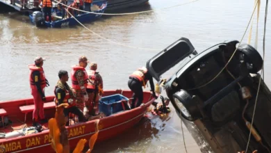 Pasangan suami isteri lemas selepas kereta terjunam ke sungai