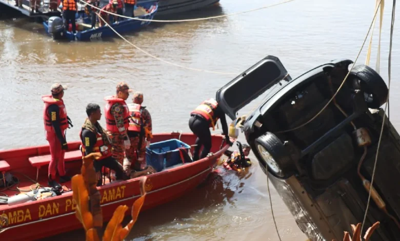 Pasangan suami isteri lemas selepas kereta terjunam ke sungai