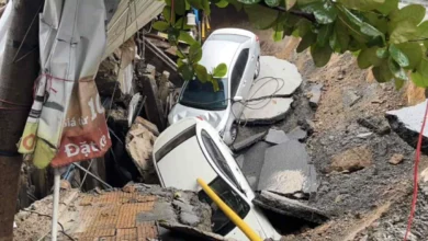 Dua kereta ‘ditelan’ lubang benam ketika hujan lebat