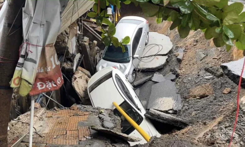 Dua kereta ‘ditelan’ lubang benam ketika hujan lebat