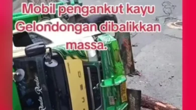 Penduduk berang terbalikkan lori balak haram