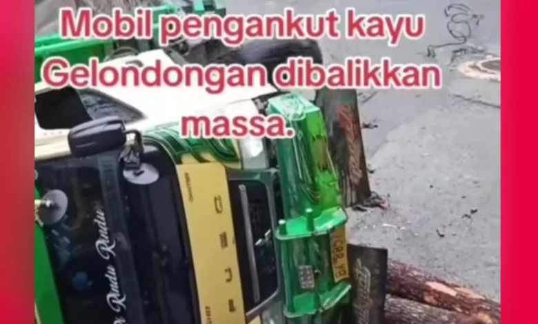 Penduduk berang terbalikkan lori balak haram