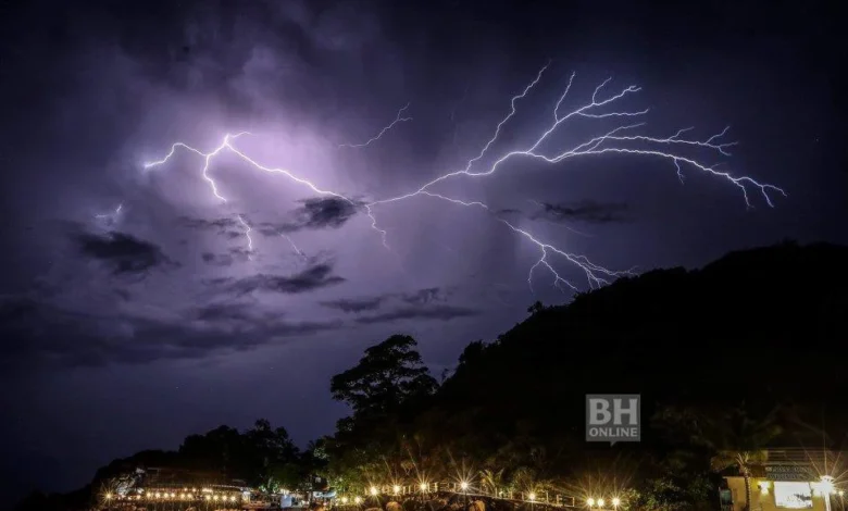 Bengkel cat dipanah petir, rumah dan 8 kenderaan terbakar