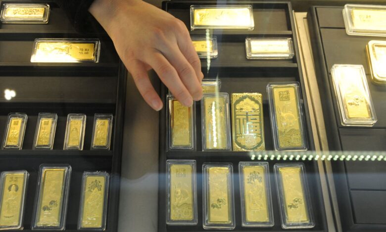 Sorok hampir 2 kilogram emas curi belakang batu nisan