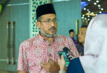 KUALA LUMPUR, 27 Dis – UMNO Negeri Kedah berpendirian bahawa perjuangan menuntut keadilan buat bekas Perdana Menteri, Datuk Seri Najib Razak tidak akan terhenti di sini. Ketua Penerangan UMNO Negeri Kedah, Datuk Shaiful Hazizy Zainol Abidin berkata, mereka yakin dan percaya bahawa segala ruang serta saluran perundangan yang masih tersedia akan terus dimanfaatkan secara tertib. “UMNO Kedah menzahirkan rasa kecewa dan dukacita terhadap keputusan mahkamah yang diumumkan semalam melibatkan Datuk Seri Najib Razak. “Dalam menghadapi saat yang sukar ini, UMNO Kedah mendoakan agar Datuk Seri Najib dan seluruh ahli keluarga terus diberikan kekuatan, ketabahan dan kesabaran dalam menempuh ujian yang besar ini. “UMNO Kedah berpendirian bahawa perjuangan menuntut keadilan tidak terhenti di sini. Kami yakin dan percaya bahawa segala ruang serta saluran perundangan yang masih tersedia akan terus dimanfaatkan secara tertib dan berlandaskan prinsip kedaulatan undang-undang,” katanya menerusi satu kenyataan. Beliau yang juga Ketua UMNO Bahagian Merbok turut menyeru seluruh ahli dan penyokong UMNO agar terus bertenang, bersatu dan memperbanyakkan doa. “Hakikatnya, Datuk Seri Najib tidak keseorangan. Walaupun terdapat segelintir pihak yang memilih untuk meraikan keputusan ini, UMNO Kedah ingin menegaskan bahawa rakyat marhaen termasuk nelayan, pekebun getah dan pesawah padi tetap menyanjungi jasa serta sumbangan besar beliau, khususnya kepada golongan luar bandar dan negeri-negeri seperti Kedah. “Sehubungan itu, UMNO Kedah menyeru seluruh ahli dan penyokong UMNO agar terus bertenang, bersatu, memperbanyakkan doa, serta kekal mendokong usaha dan harapan Dato’ Sri Najib dalam mencari keadilan yang sebenar. “UMNO Kedah juga yakin bahawa Presiden parti bersama pucuk pimpinan tertinggi UMNO tidak sama sekali mengambil mudah perkara ini, apatah lagi meletakkan agenda keadilan untuk Datuk Seri Najib sebagai perkara sampingan. Usaha akan terus digerakkan secara berhemah, konsisten dan bertanggungjawab demi kepentingan parti serta negara. “Semoga Allah SWT memberikan petunjuk, keadilan dan kekuatan kepada semua pihak, serta memelihara keharmonian dan kestabilan negara,” katanya lagi. Pada Jumaat media melaporkan Najib dikenakan hukuman penjara 15 tahun dan didenda RM11.38 bilion oleh Mahkamah Tinggi. Hakim Mahkamah Persekutuan yang bertindak selaku Hakim Mahkamah Tinggi, Datuk Collin Lawrence Sequerah menjatuhkan hukuman pada jam 9 malam selepas beliau terdahulu mendapati bekas Presiden UMNO itu bersalah terhadap empat tuduhan menggunakan kedudukan untuk suapan RM2.3 bilion dana 1MDB dan 21 tuduhan pengubahan wang haram membabitkan jumlah sama. – UMNO Online